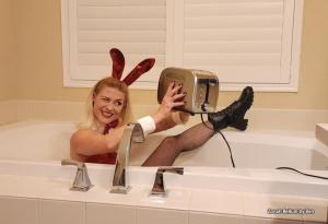 zonahbellum.net - 0132 Bunny in a Bath thumbnail